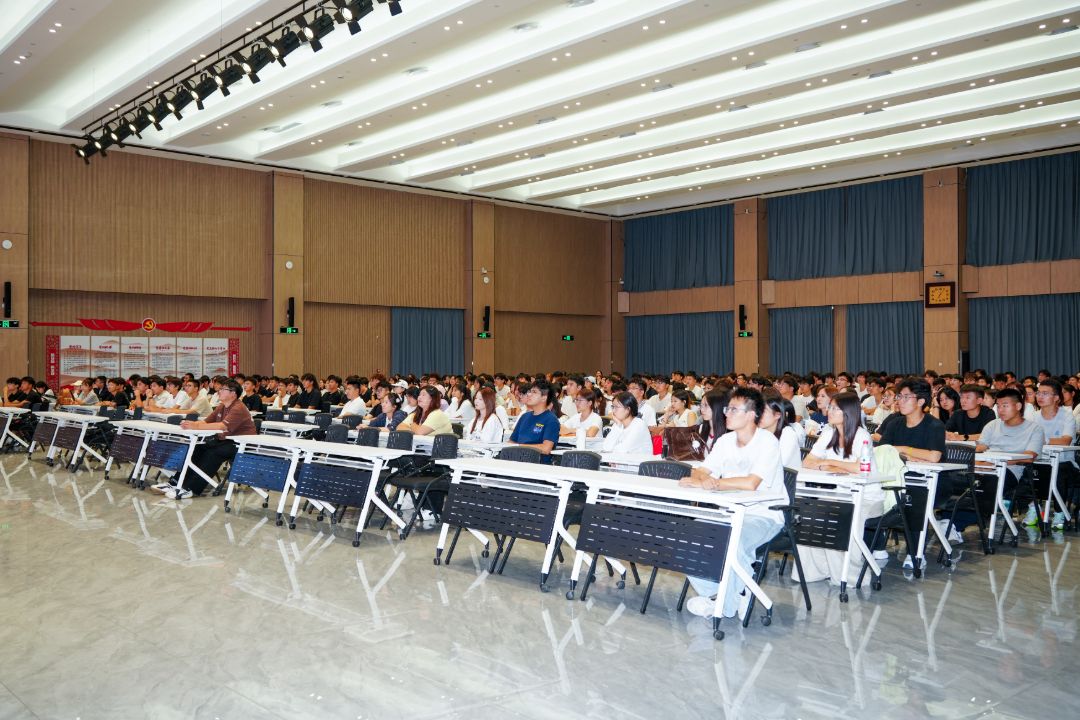 学院举办新生安全与法制教育讲座2.jpg